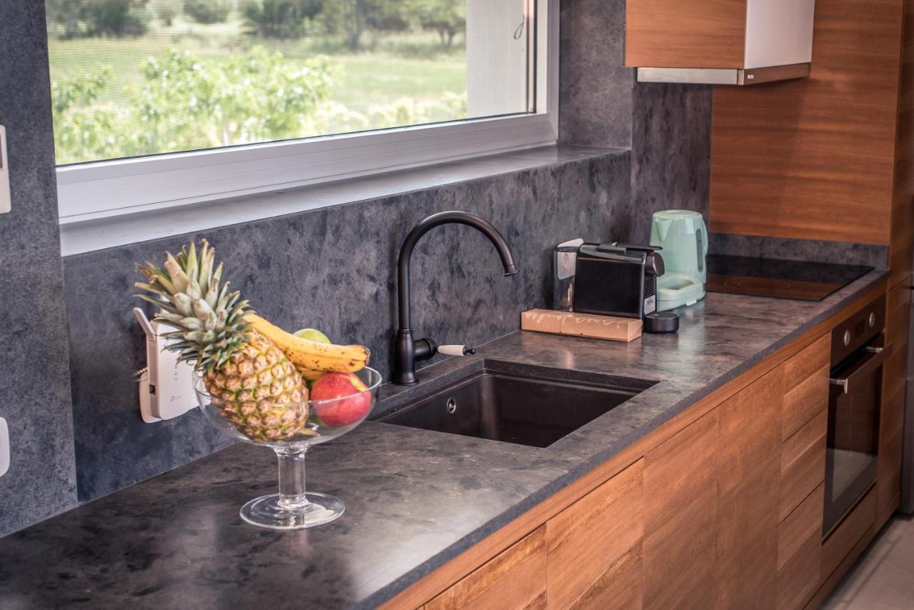 Varko Luxury Suites Paleros Екстериор снимка